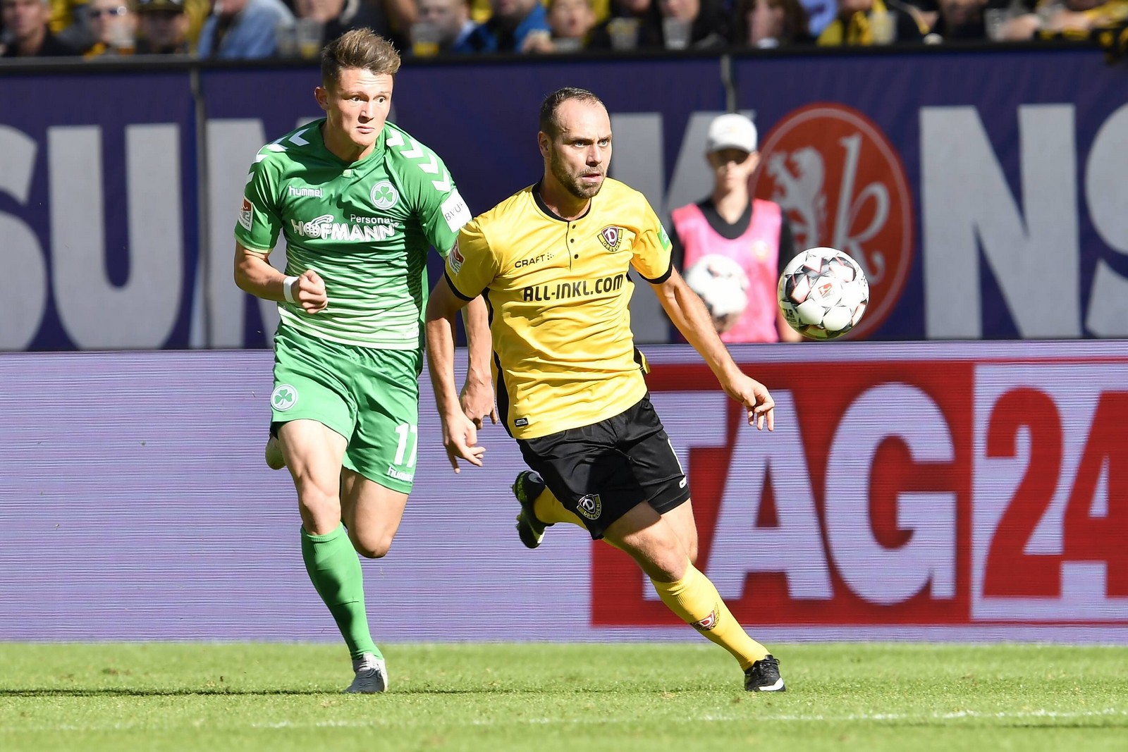 2. bundesliga, greuther fuerth, dynamo dresden, fabian reese, rico benatelli Fabian Reese (l.) verfolgt Rico Benatelli.