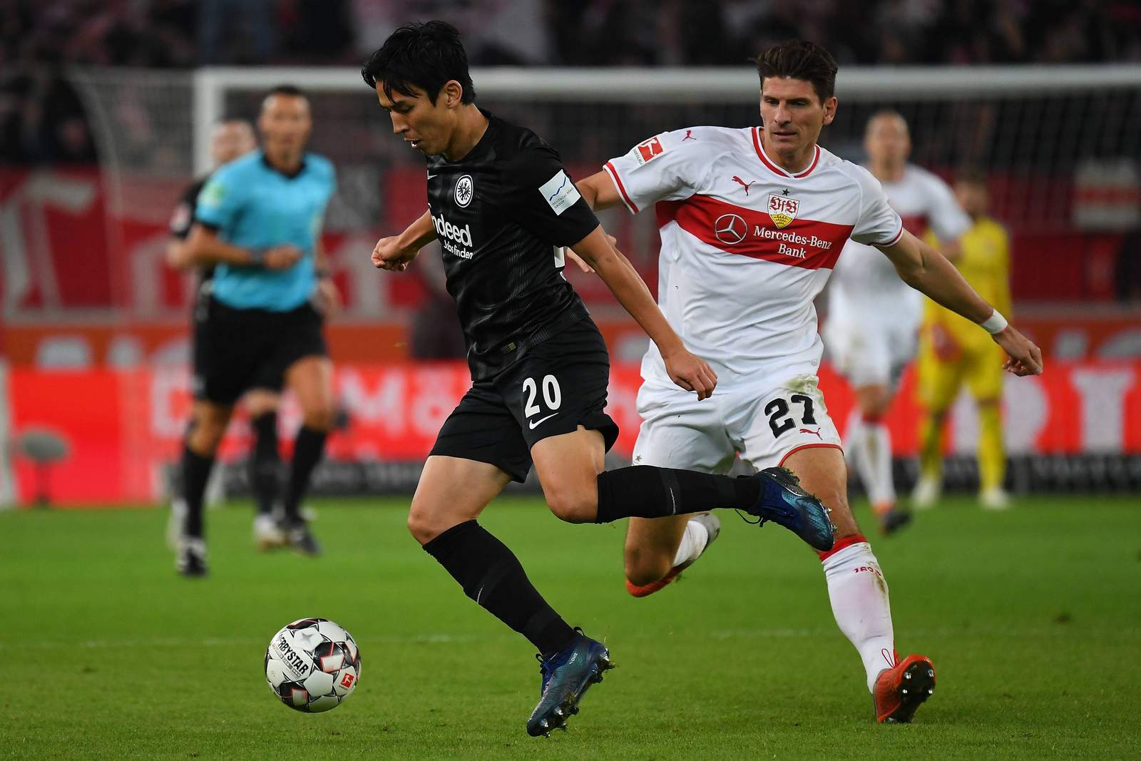 makoto hasebe, eintracht frankfurt, mario gomez, vfb stuttgart, bundesliga Makoto Hasebe im Zweikampf mit Mario Gomez. Jetzt auf Frankfurt gegen Stuttgart wetten.