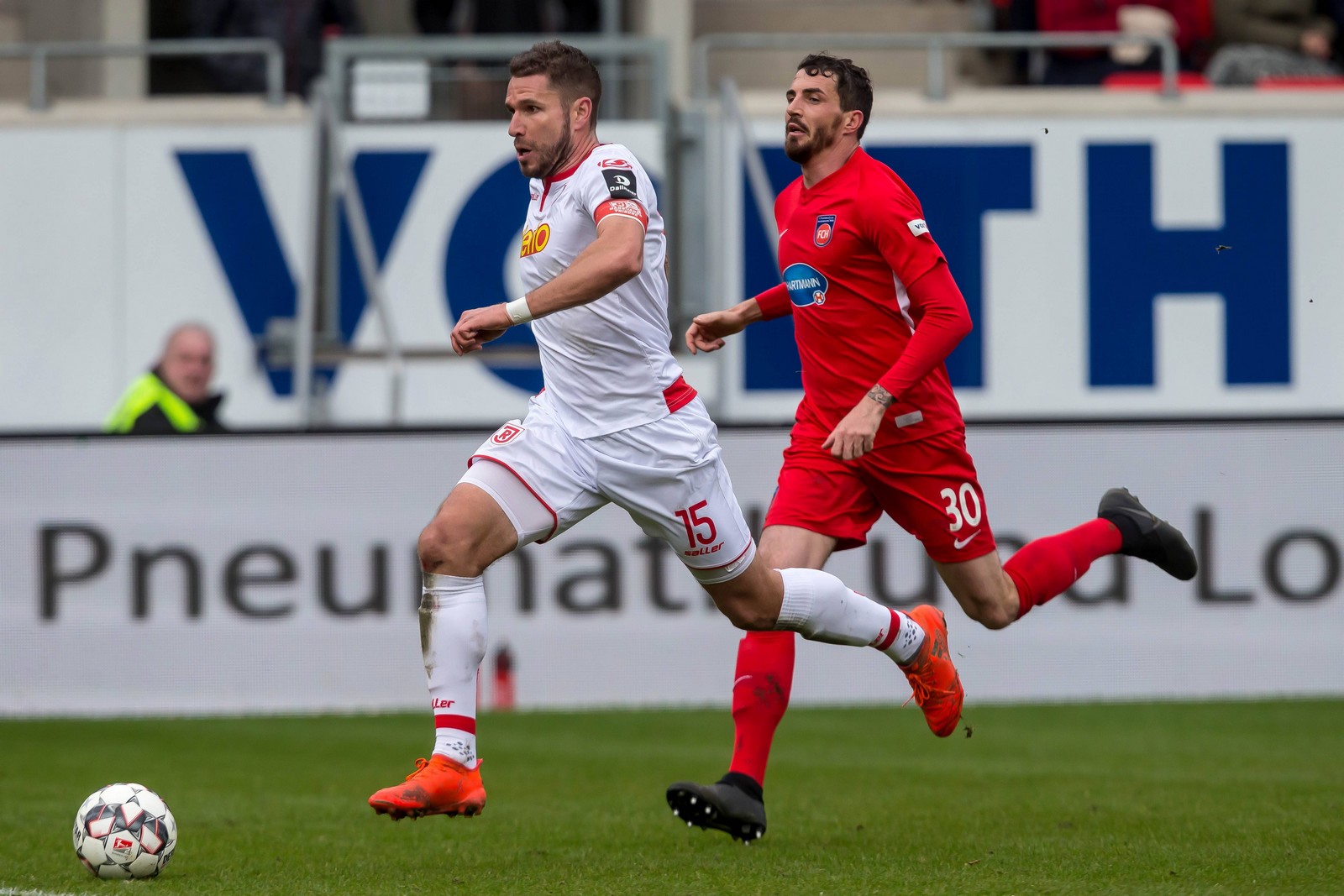 2. bundesliga, jahn regensburg, marco gruettner Marco Grüttner (l.) enteilt Norman Theuerkauf.