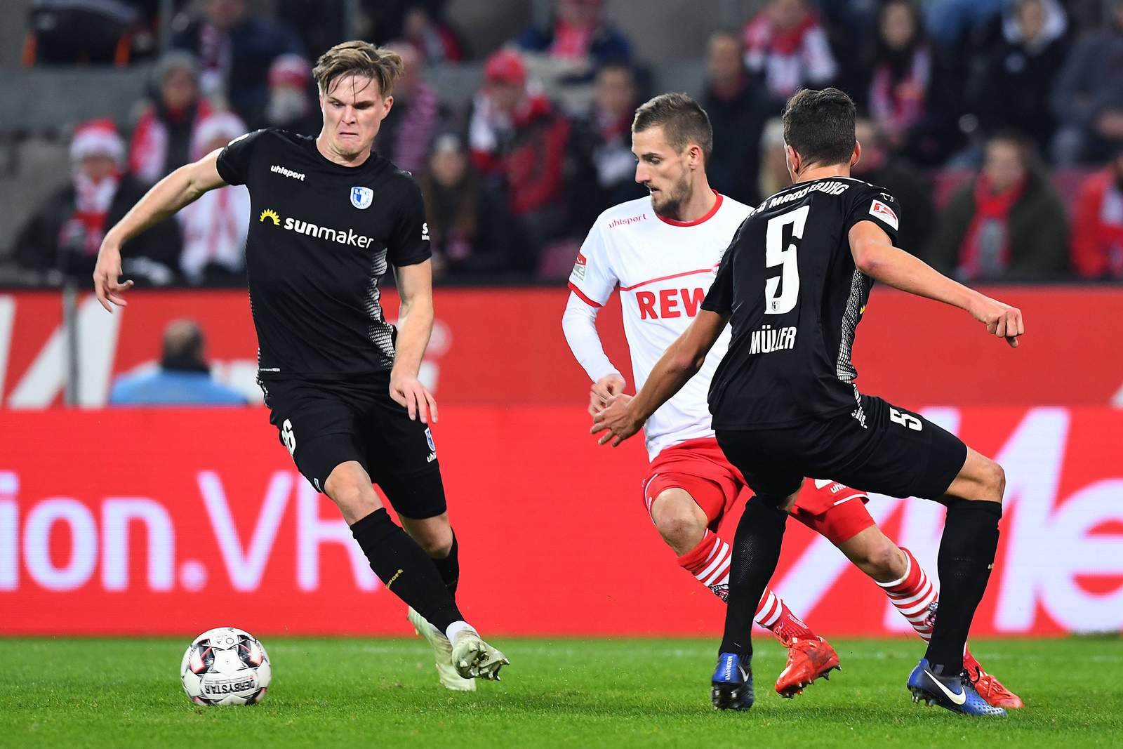 2. bundesliga, 1. fc magdeburg, marius bülter, 1. fc köln, dominick drexler Marius Bülter (l.) schirmt den Ball vor Dominick Drexler ab.