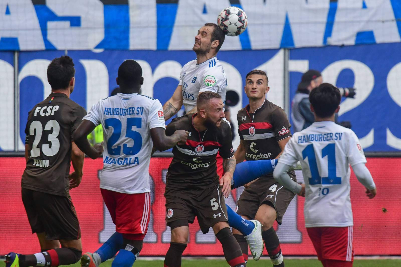 2. bundesliga, hsv, fc st. pauli, pierre-michel lasogga Pierre-Michel Lasogga versucht es gegen den FC St. Pauli mit Köpfchen.