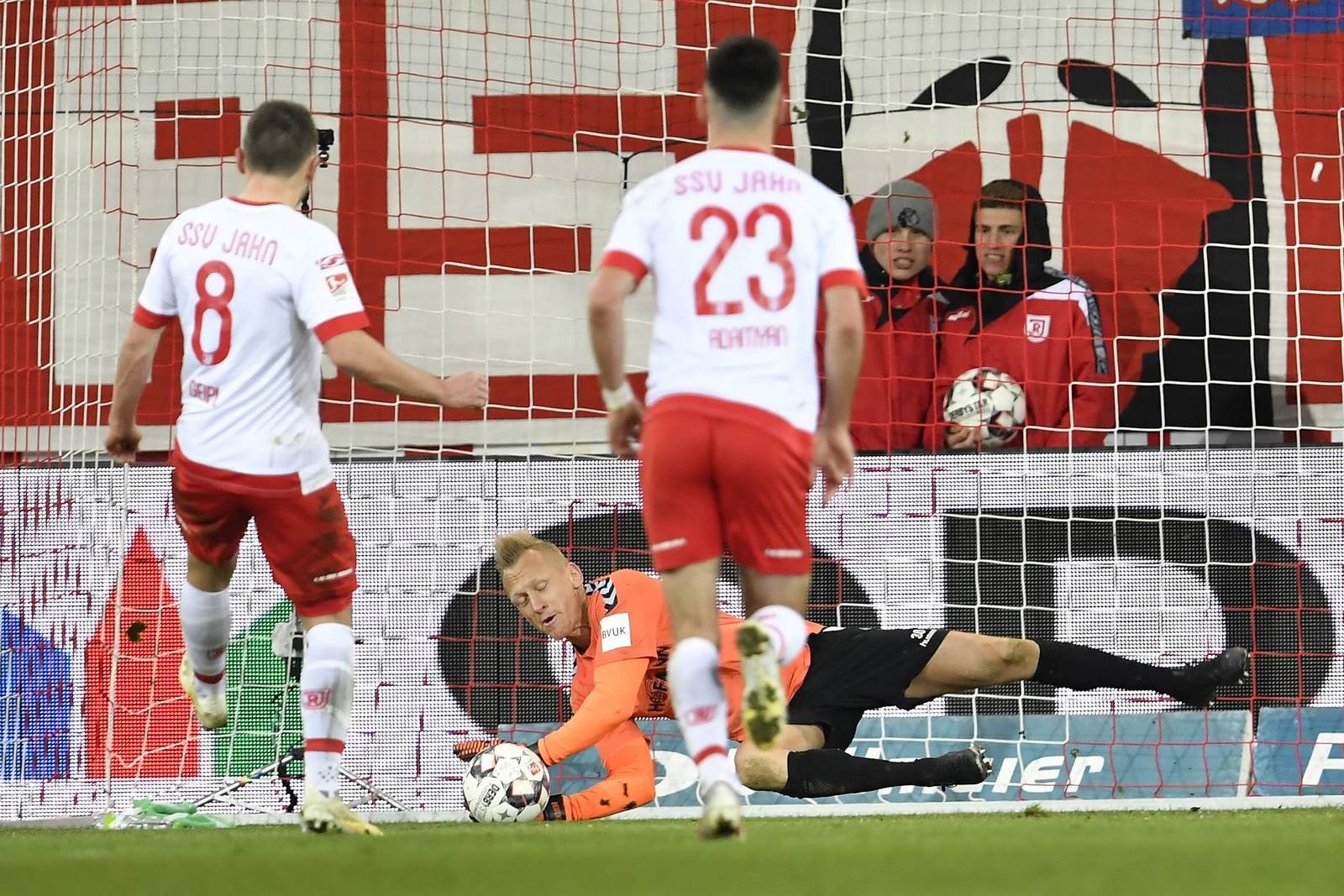andreas geipl, sascha burchert, 2. bundesliga, jahn regensburg, greuther fürth Andreas Geipl, schießt, Sascha Burchert pariert