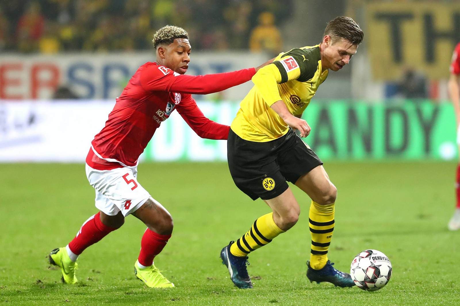 Jean-Paul Boetius, Lukasz Piszczek, Mainz 05, BVB, bundesliga Jean-Paul Boetius im Zweikampf mit Lukasz Piszczek. Jetzt auf BVB gegen Mainz wetten