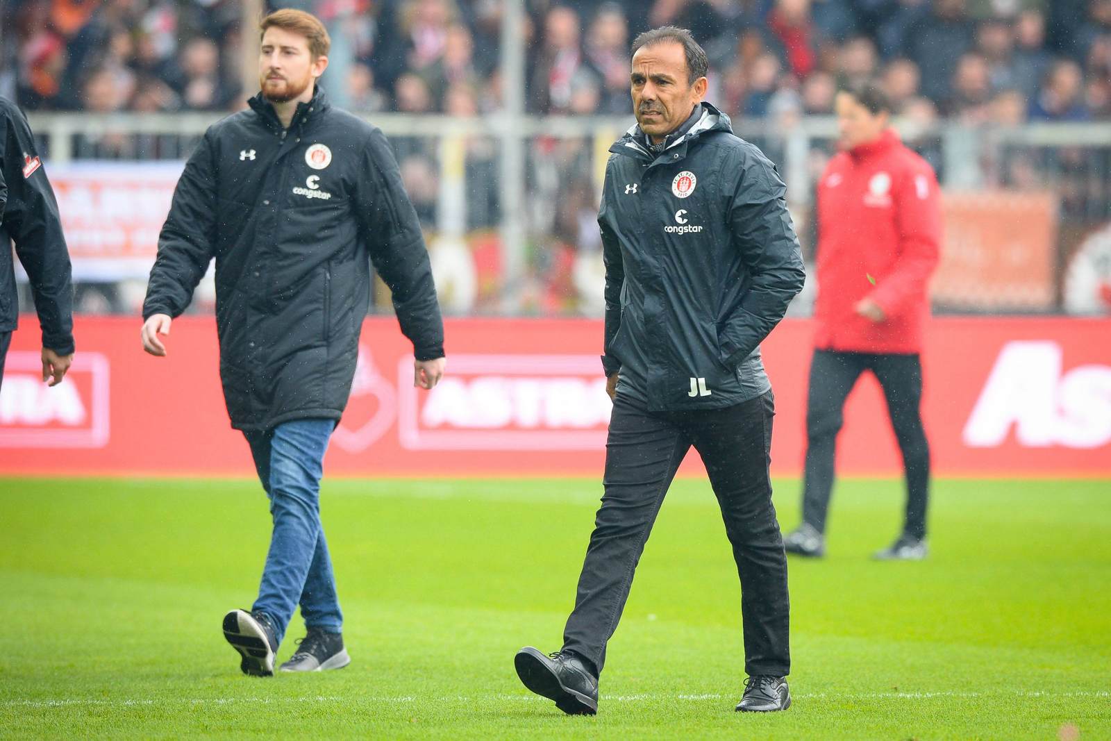 jos luhukay, fc st pauli, 2. bundesliga Jos Luhukay als Trainer vom FC St. Pauli auf dem Weg zur Bank
