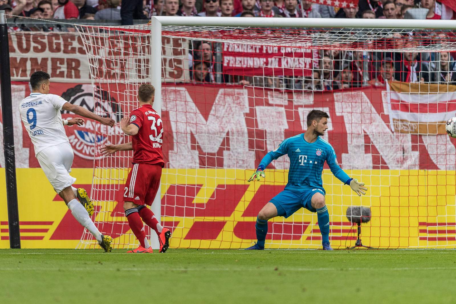 glatzel heidenheim ulreich bayern dfb-pokal Robert Glatzel erzielt Tor per Kopf bei Spiel Bayern gegen Heidenheim