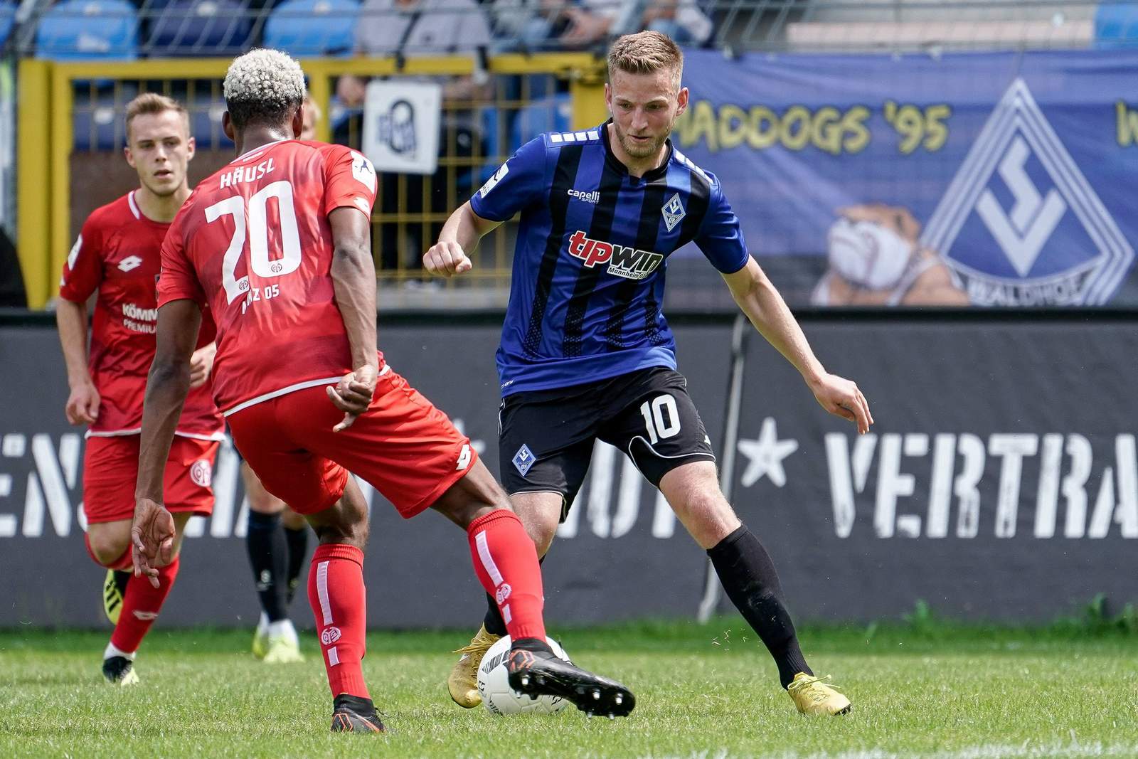 Timo Kern, Waldhof, Regionalliga Timo Kern von Waldhof Mannheim geht ins Dribbling