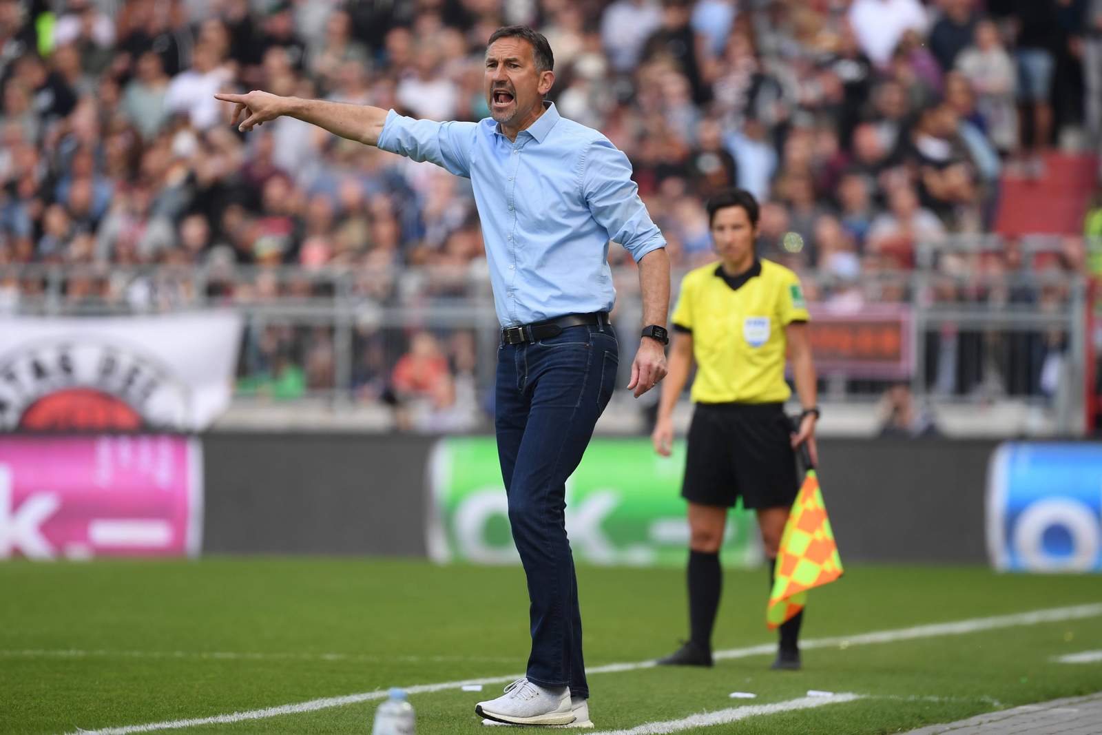 2. bundesliga, jahn regensburg, achim beierlorzer Achim Beierlorzer an der Seitenlinie.