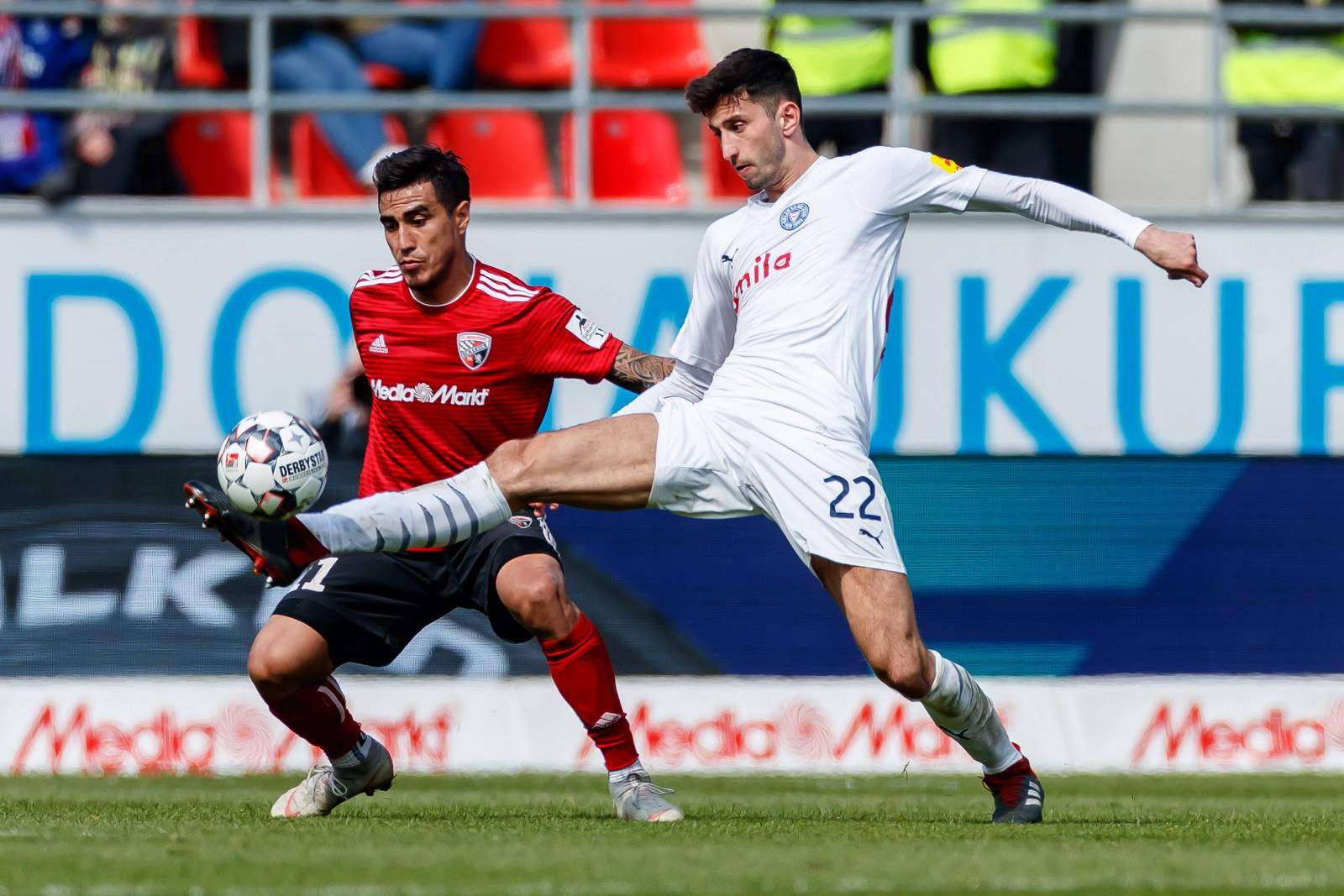 2. bundesliga, holstein kiel, atakan karazor Atakan Karazor (r.) gegen Dario Lezcano.