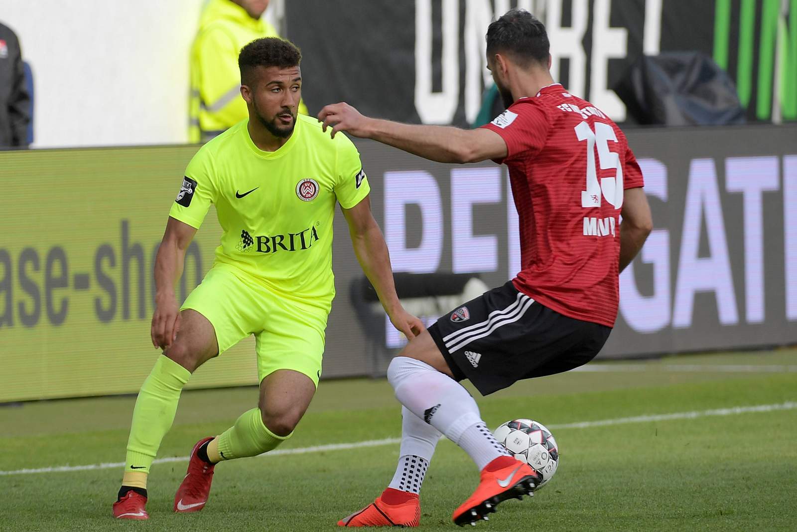 2. bundesliga, wehen wiesbaden, daniel kofi kyereh Daniel-Kofi Kyereh (l.) gegen Mergim Mavraj.