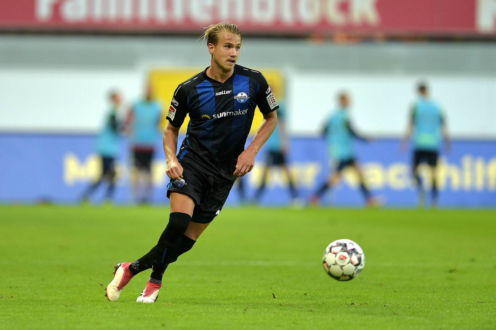 Lukas Boeder am Ball für den SC Paderborn