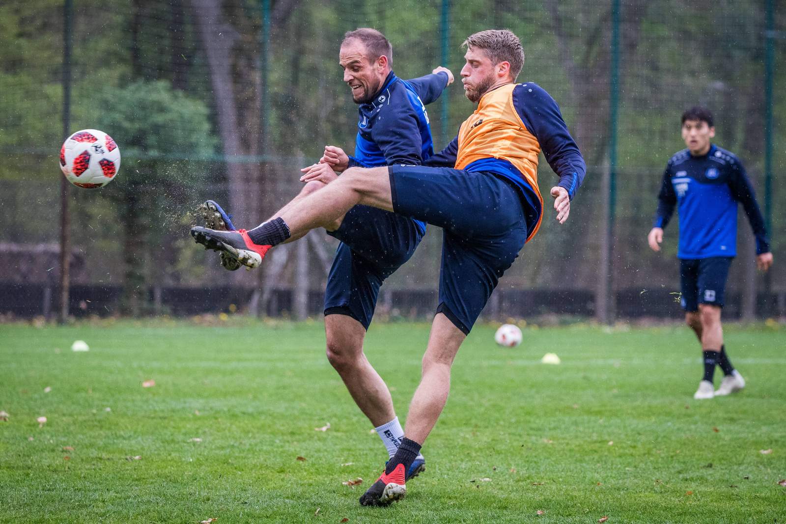 2. bundesliga, ksc, manuel stiefler, marc lorenz Manuel Stiefler (l.) gegen Marc Lorenz.
