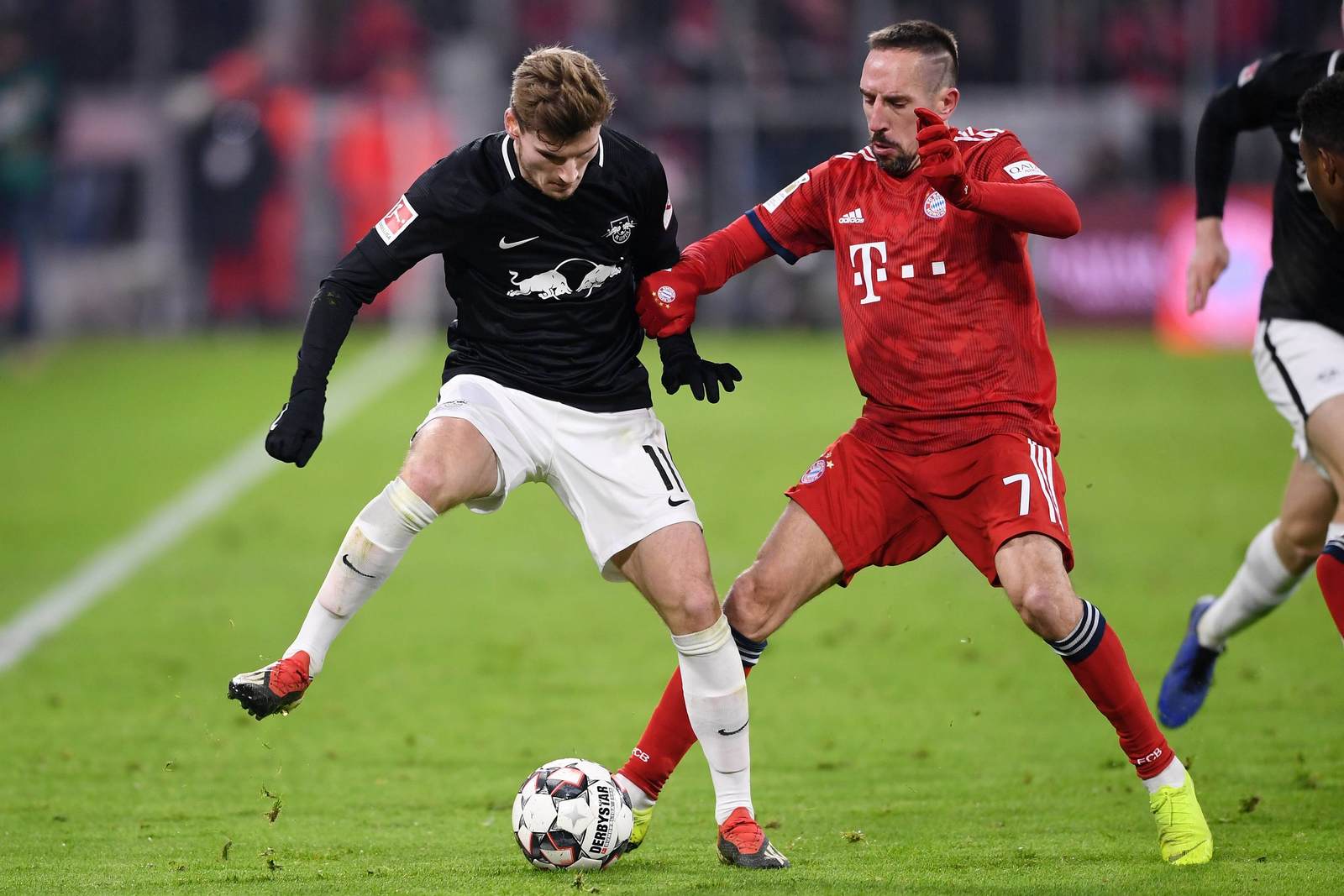 timo werner, franck ribery, rb leipzig, bayern münchen, bundesliga Timo Werner im Zweikampf mit Franck Ribery. Jetzt auf Leipzig vs Bayern wetten