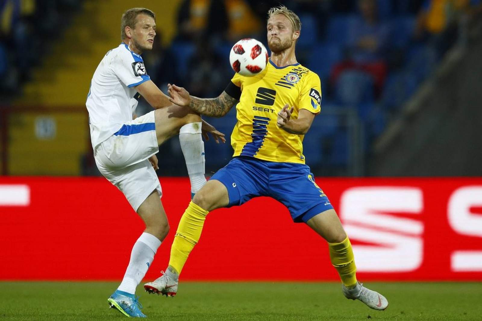 3. liga, eintracht braunschweig, philipp hofmann Philipp Hofmann (r.) gegen Jenas Marius Grösch.