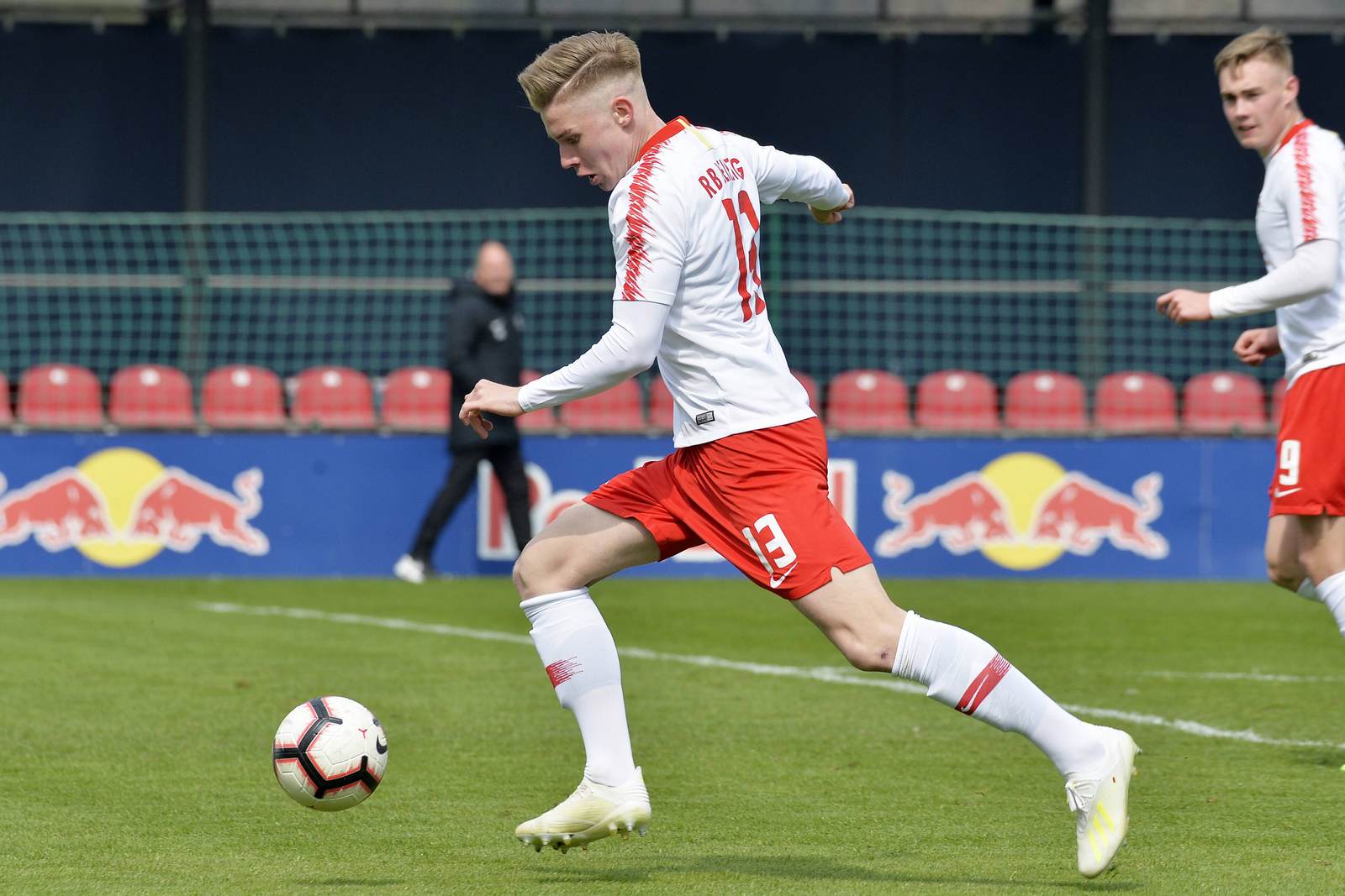 erik majetschak, rb leipzig, u19 bundesliga Erik Majetschak am Ball für RB Leipzig