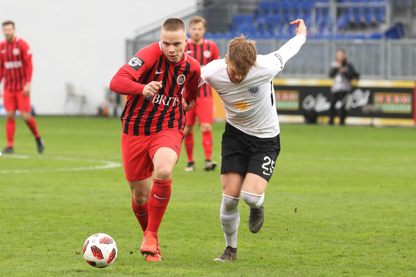 3. liga, wehen wiesbaden, niklas schmidt Niklas Schmidt (l.) gegen Münsters Lion Schweers.