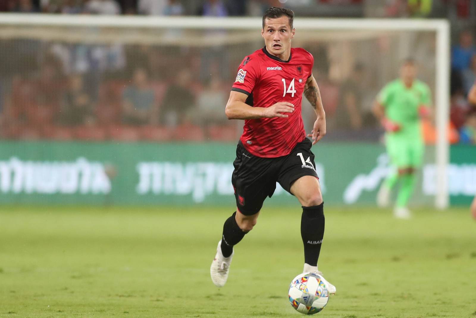 taulant xhaka, albanien, länderspiel Taulant Xhaka am Ball für Albanien. Jetzt auf Island gegen Albanien wetten