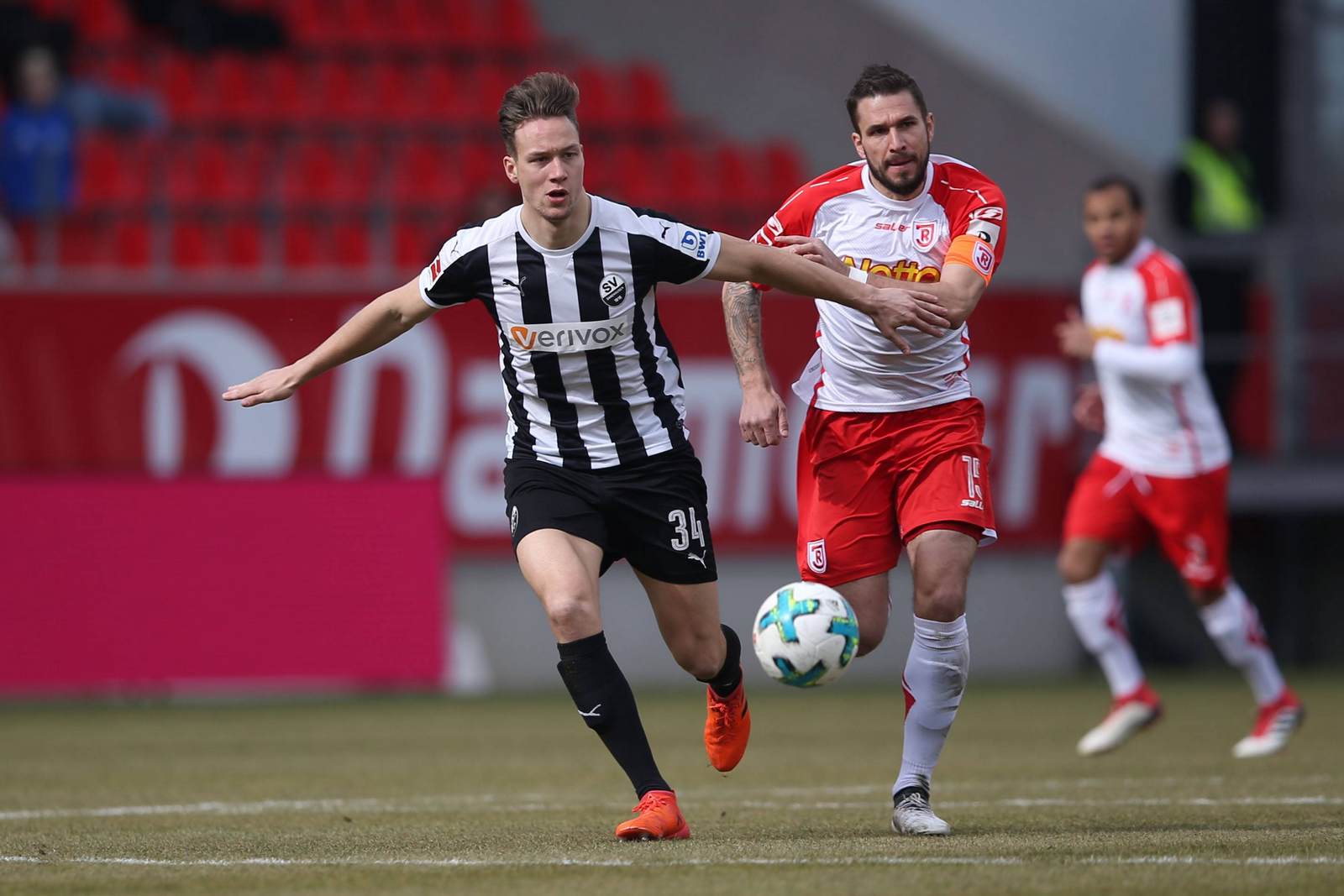 tim knipping, sv sandhausen, marco grüttner, jahn regensburg, 2. bundesliga Tim Knipping hält Marco Grüttner auf Abstand