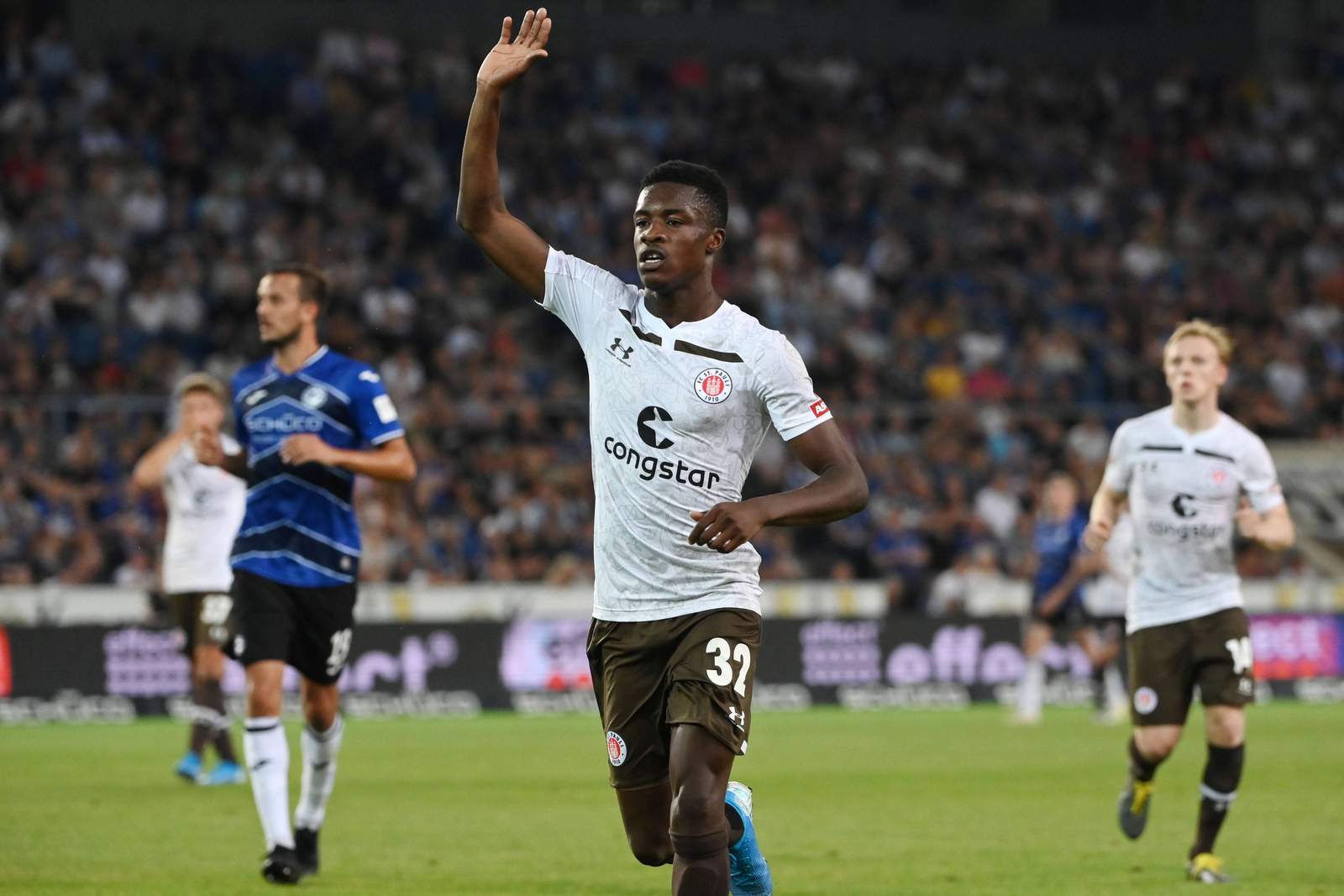 conteh st.pauli 2.bundesliga Christian Conteh jubelt nach Tor gegen Arminia Bielefeld