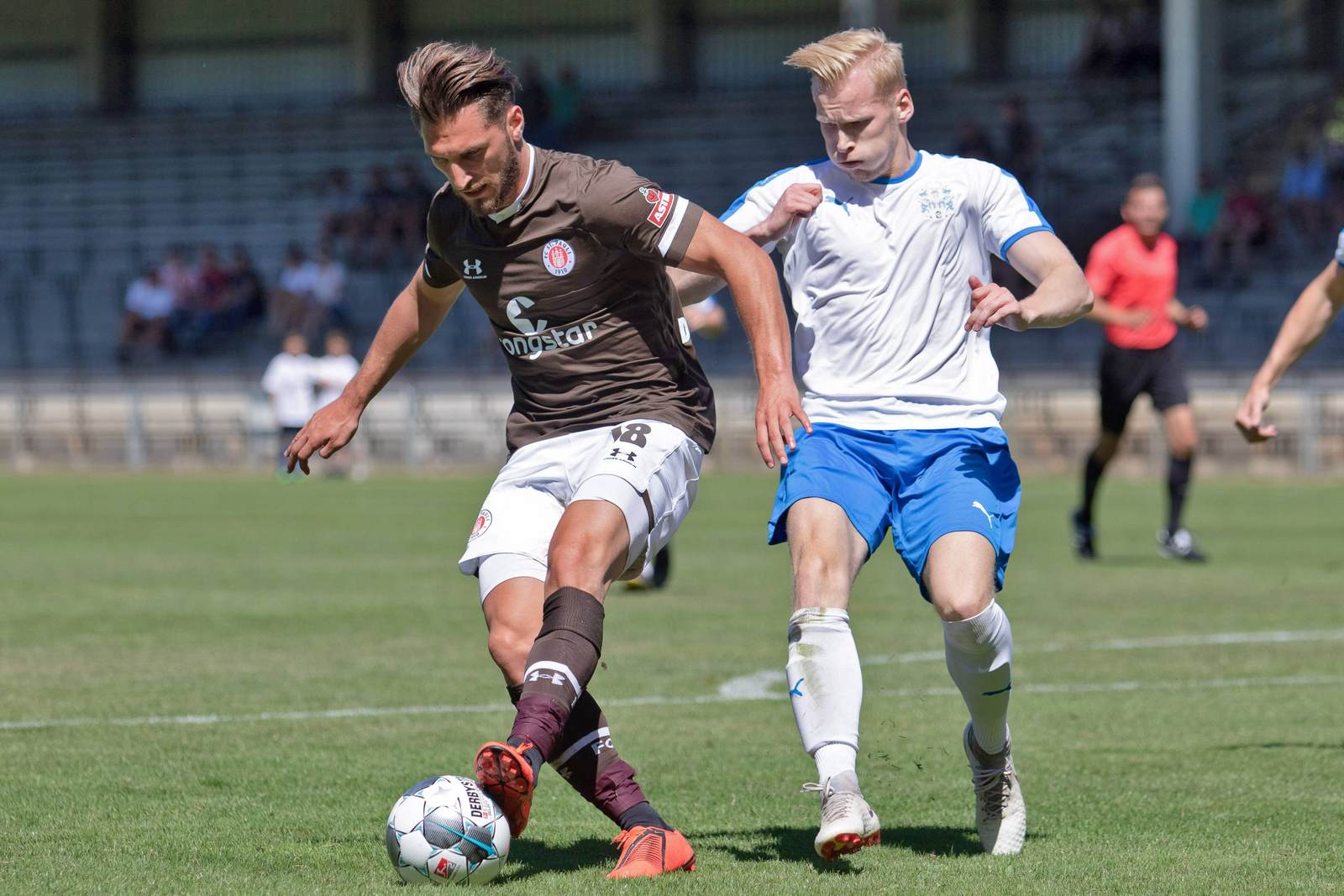 dimitrios diamantakos, fc st pauli, saisonvorbereitung 2019/20 Dimitrios Diamantakos am Ball für den FC St. Pauli