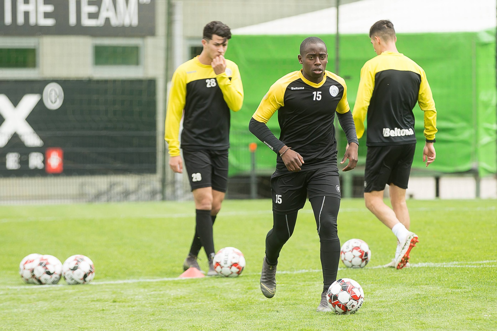 Dylan mbayo, KSC lokeren, training Dylan Mbayo am Ball für den KSC Lokeren