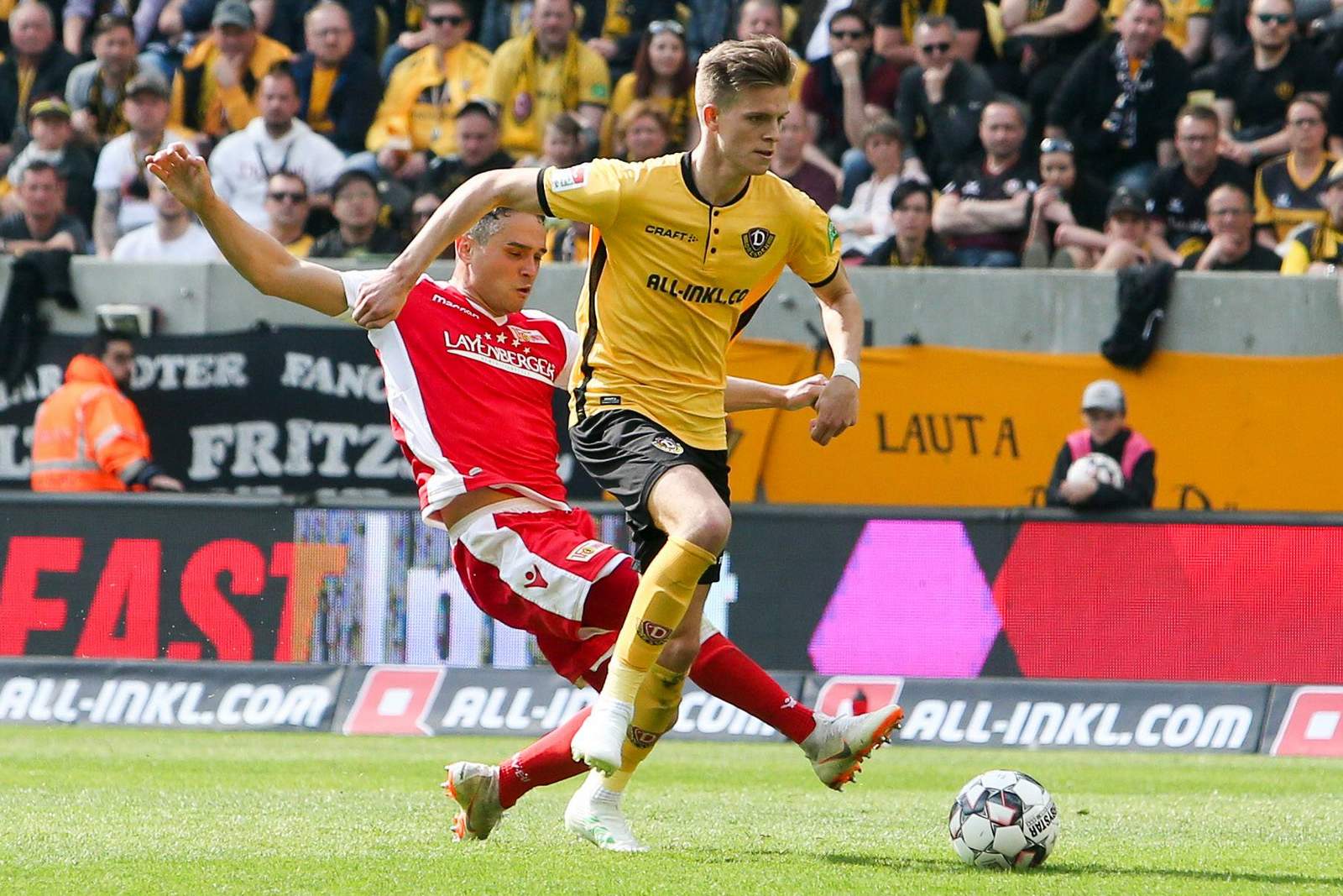 2. bundesliga, dynamo dresden, dzenis burnic Dzenis Burnic (r.) im Einsatz für Dynamo.
