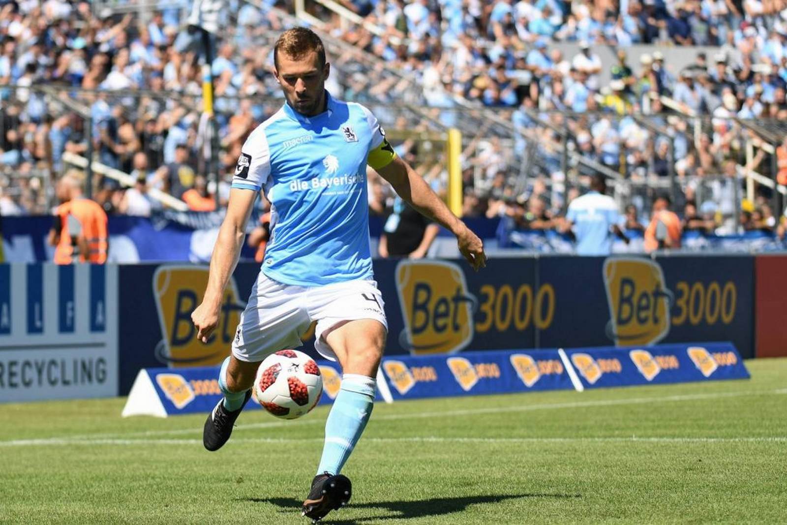 felix weber, 1860 münchen, 3. liga Felix Weber am Ball für den TSV 1860 München