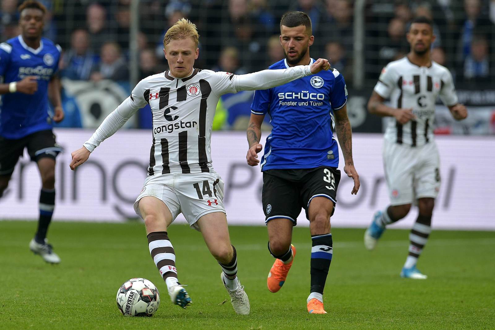 mats möller daehli, keanu staude, fc st pauli, arminia bielefeld, 2. bundesliga Mats Möller Daehli im Zweikampf mit Keanu Staude