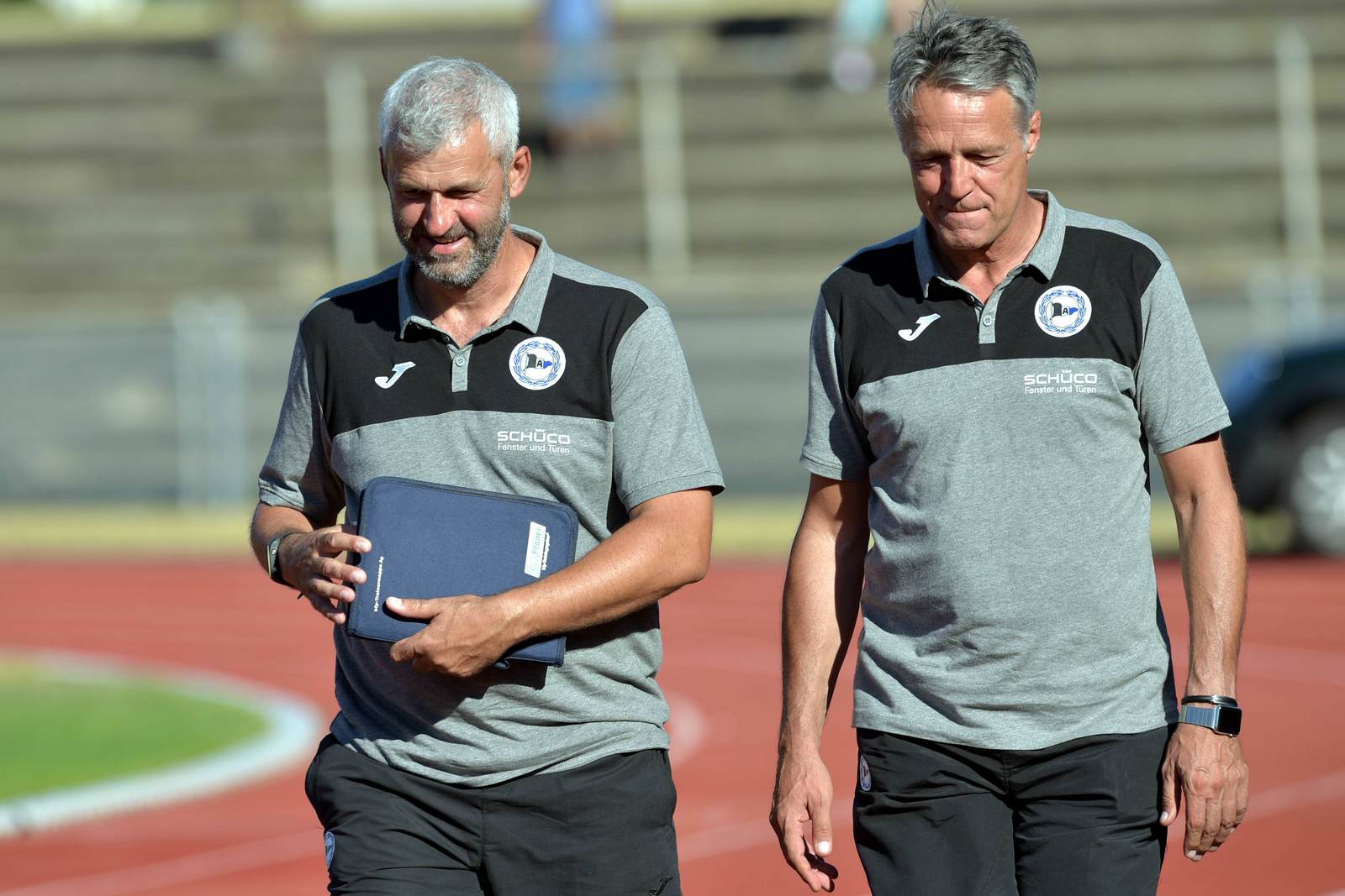 peter nemeth, uwe neuhaus, arminia bielefeld, 2. bundesliga Peter Nemeth und Uwe Neuhaus auf dem Weg zur Bank