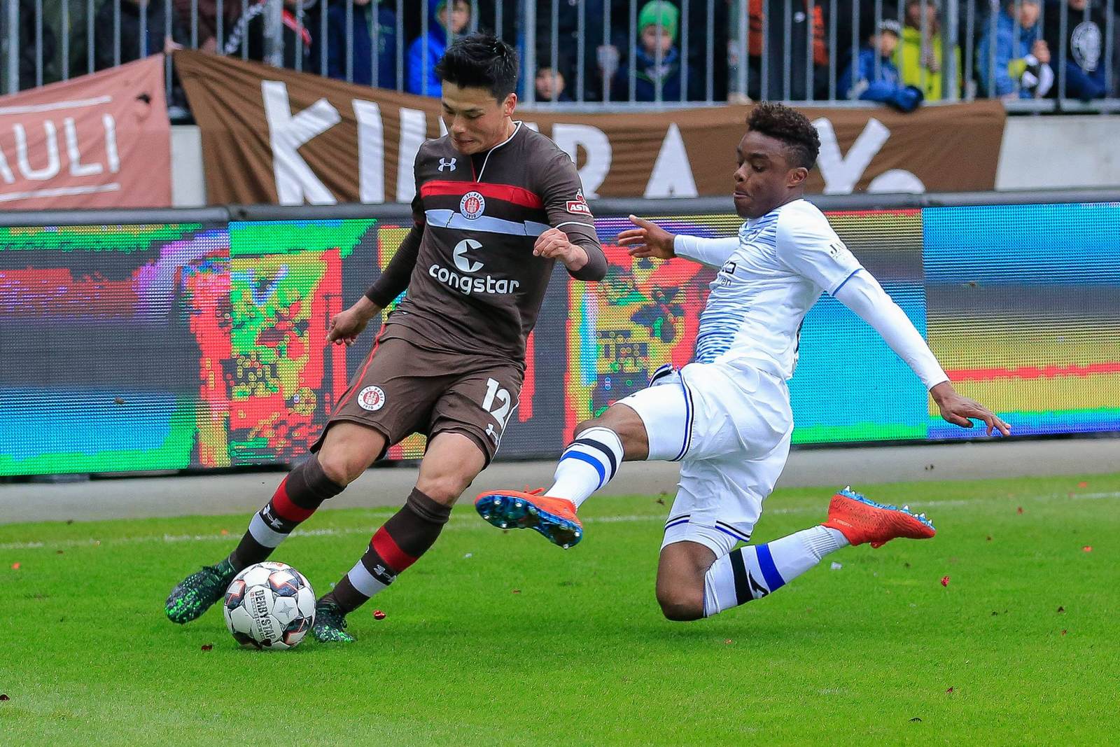 Ryo Miyaichi, St. Pauli, Anderson Lucoqui, Arminia, 2. Bundesliga Ryo Miyaichi vom FC St. Pauli gegen Anderson Lucoqui von Arminia Bielefeld