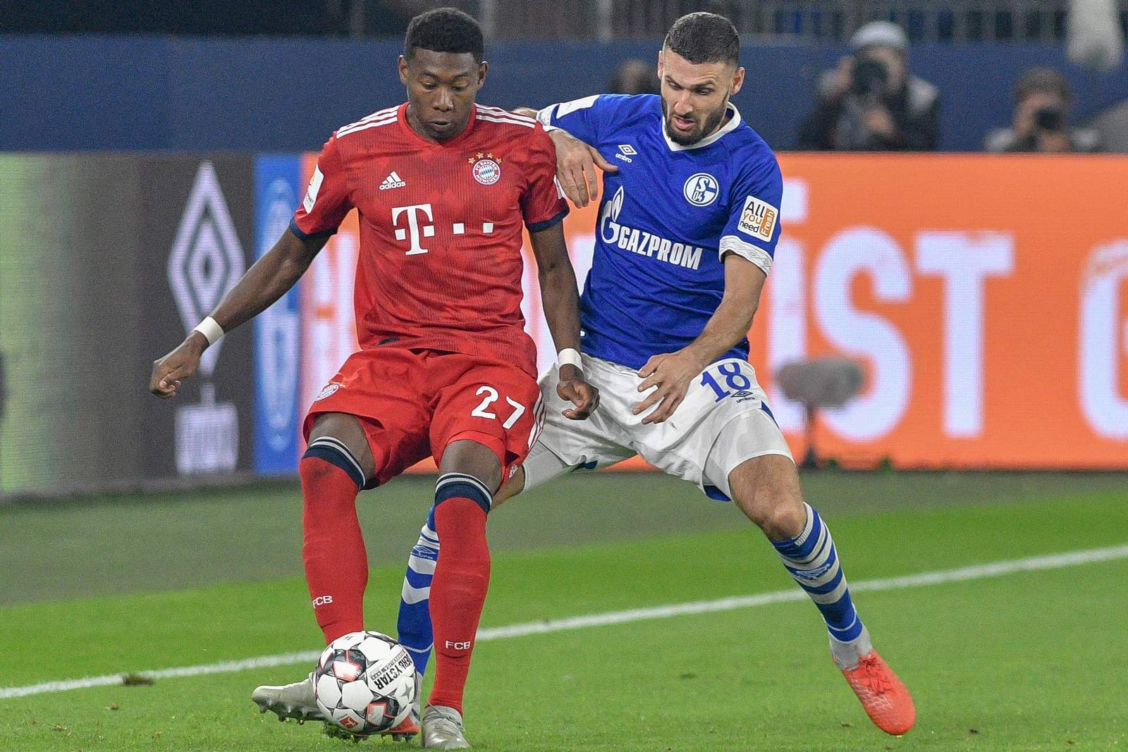 David Alaba vom FC Bayern gegen Daniel Caligiuri von Schalke 04