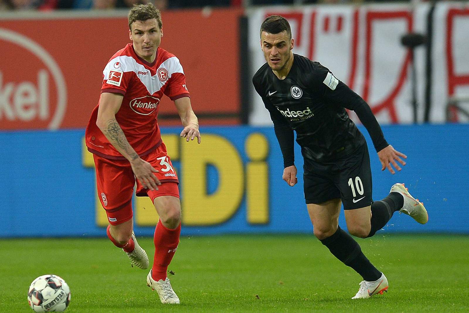 Marcel Sobottka, Fortuna Düsseldorf, Filip Kostic, Eintracht Frankfurt, Bundesliga Marcel Sobottka von Fortuna Düsseldorf gegen Filip Kostic von Eintracht Frankfurt