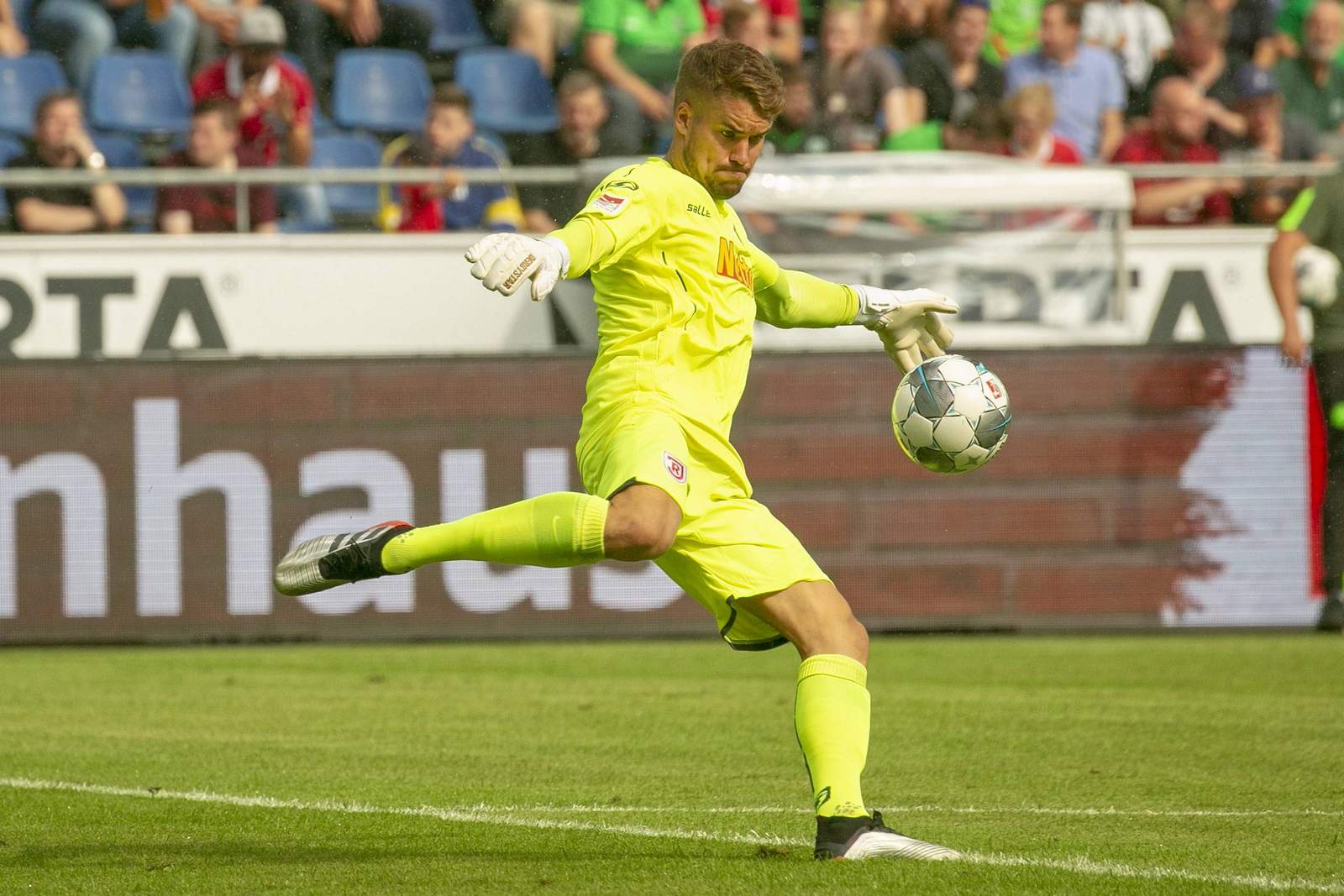 2. bundesliga, jahn regensburg, alexander meyer Alexander Meyer beim Abschlag.