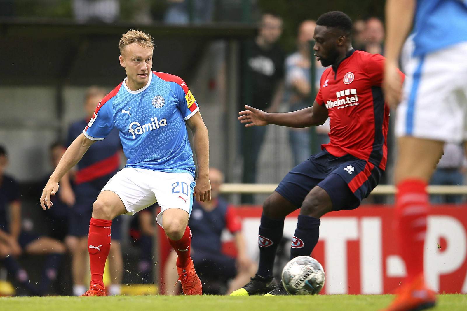 2. bundesliga, holstein kiel, jannik dehm Jannik Dehm (l.) im Test gegen Norderstedt.