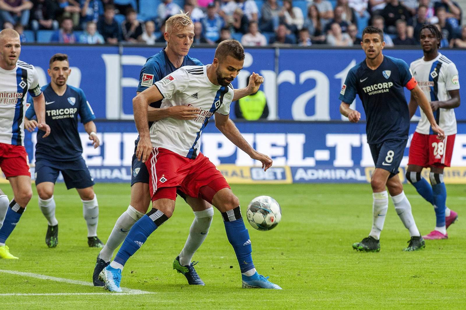 Lukas Hinterseer (m.) gegen seinen Ex-Klub Bochum.