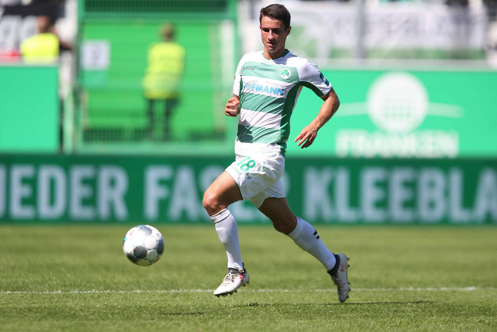 Marco Meyerhöfer am Ball für Greuther Fürth