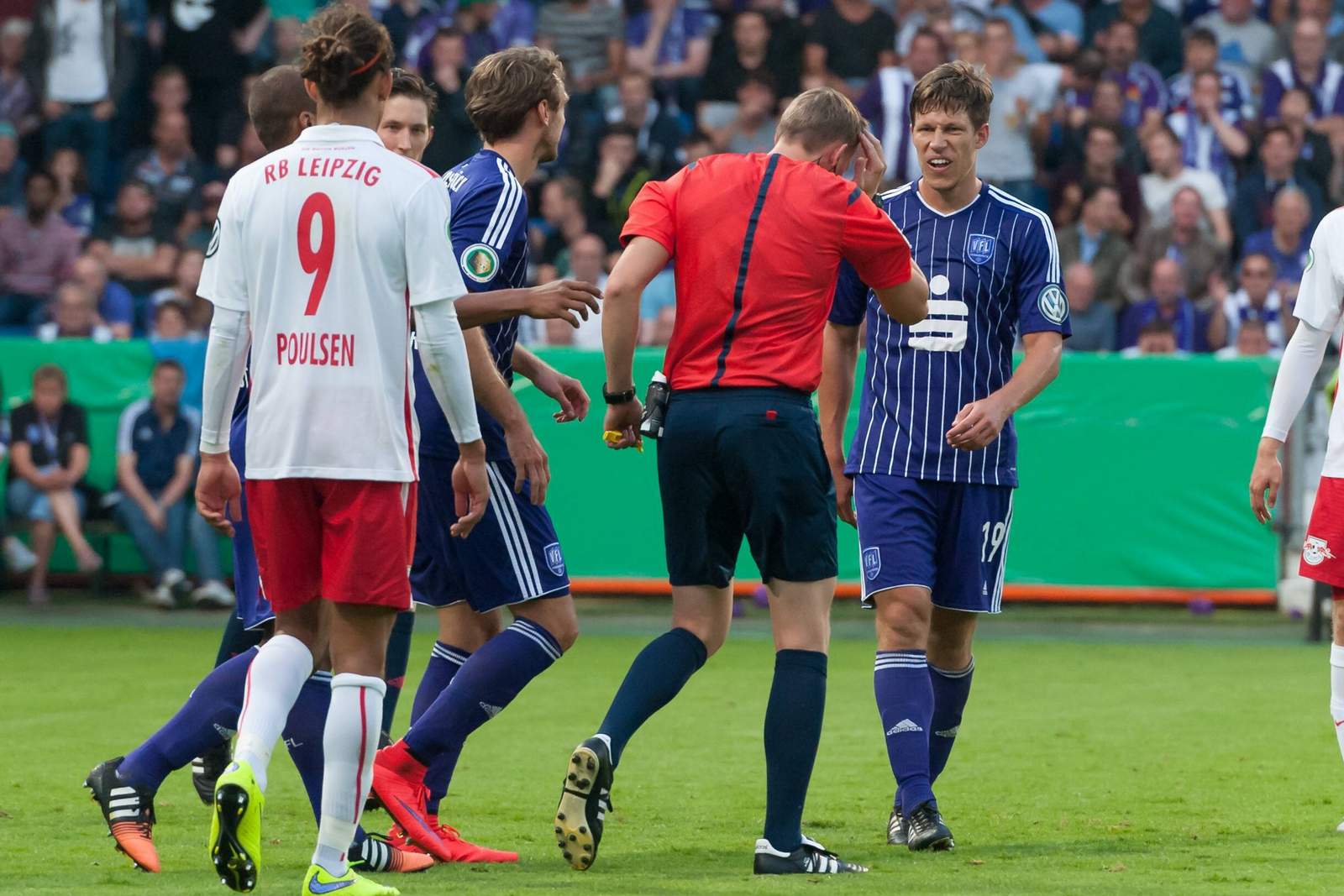 dfb-pokal, vfl osnabrueck, rb leipzig, martin petersen Martin Petersen (m.) nach dem Feuerzeug-Wurf.