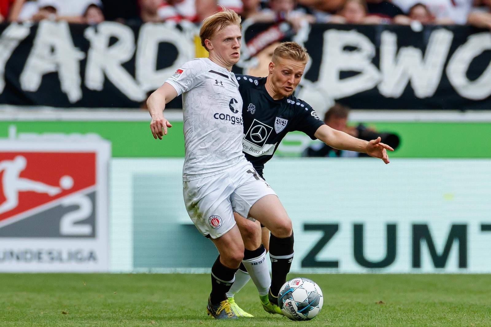 2- bundesliga, fc st. pauli, mats moeller daehli Mats Möller Daehli (l.) gegen Stuutgarts Santiago Ascacibar.