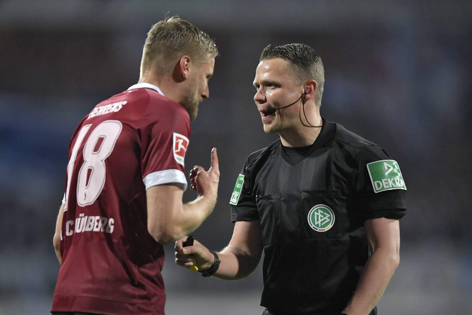 2. bundesliga, schiedsrichter, robert kampka Robert Kampka (r.) im Gespräch mit Nürnbergs Hanno Behrens.
