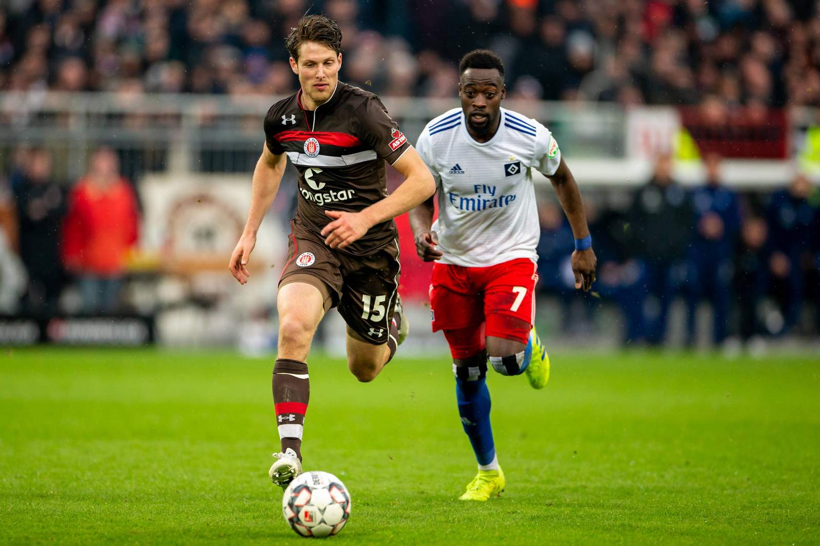 Daniel Buballa vom FC St. Pauli gegen Khaled Narey vom HSV