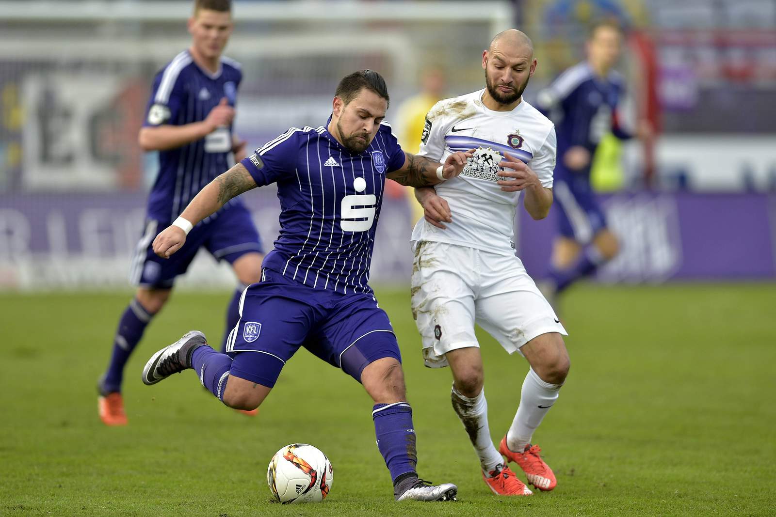 Marcos Alvarez, VfL Osnabrück, Philipp Riese. Erzgebirge Aue, 2. Bundesliga Marcos Alvarez vom VfL Osnabrück gegen Philipp Riese von Erzgebirge Aue
