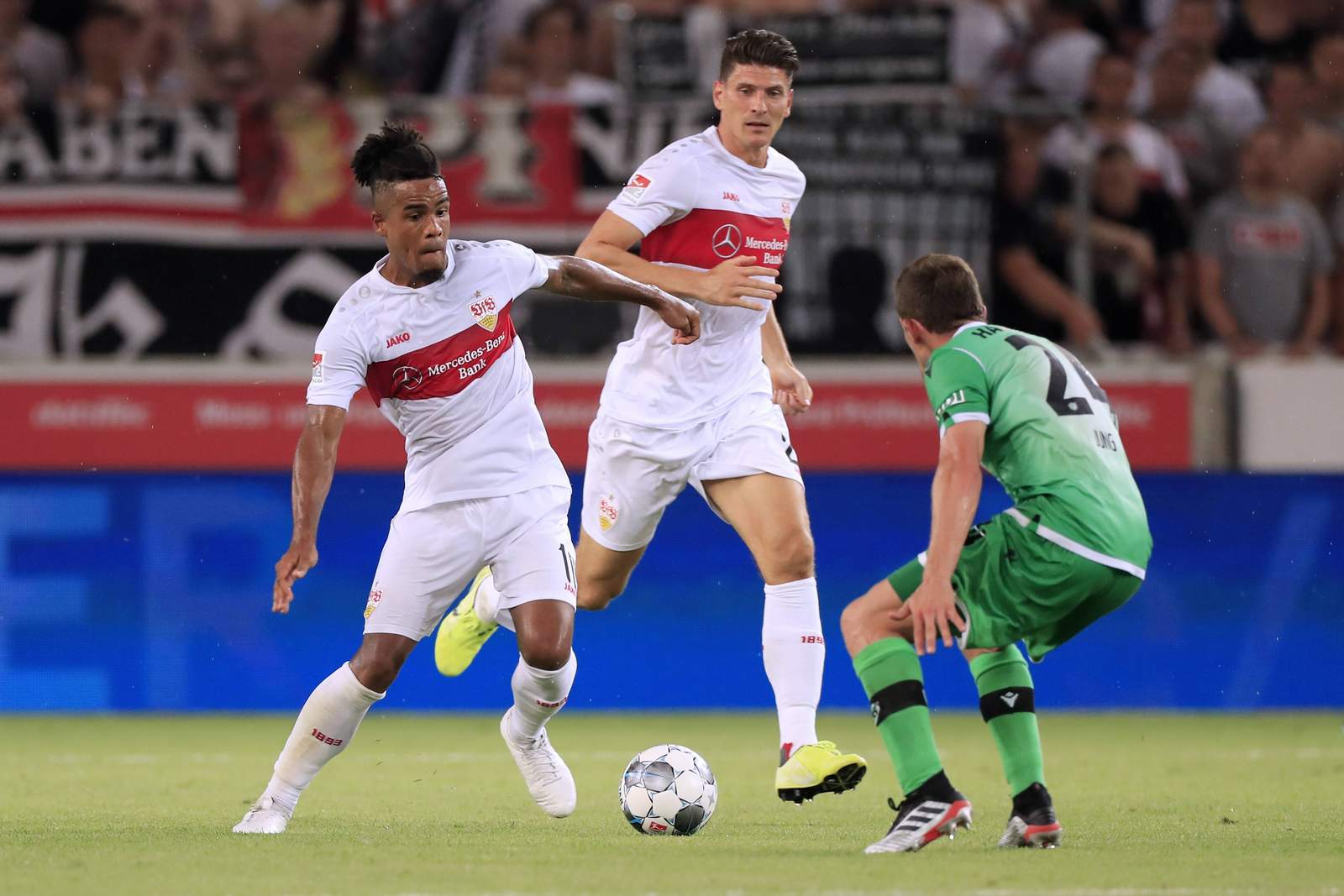 2. bundesliga, vfb stuttgart, daniel didavi, mario gomez Daniel Didavi (l.) und Mario Gomez gegen Hannover.