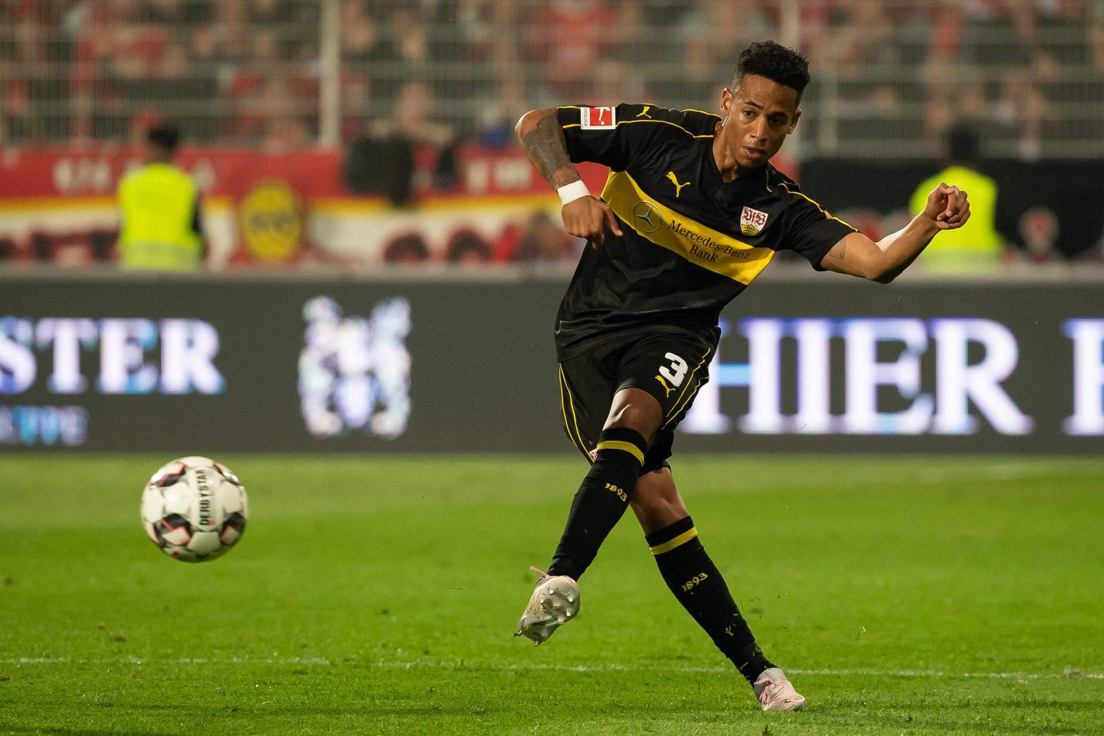 vfb stuttgart, dennis aogo Dennis Aogo im VfB-Trikot
