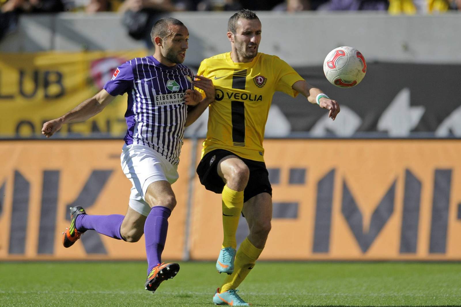 2. bundesliga, erzgebirge Aue, fabian müller Fabian Müller (l.) gegen Dresdens Idir Ouali.
