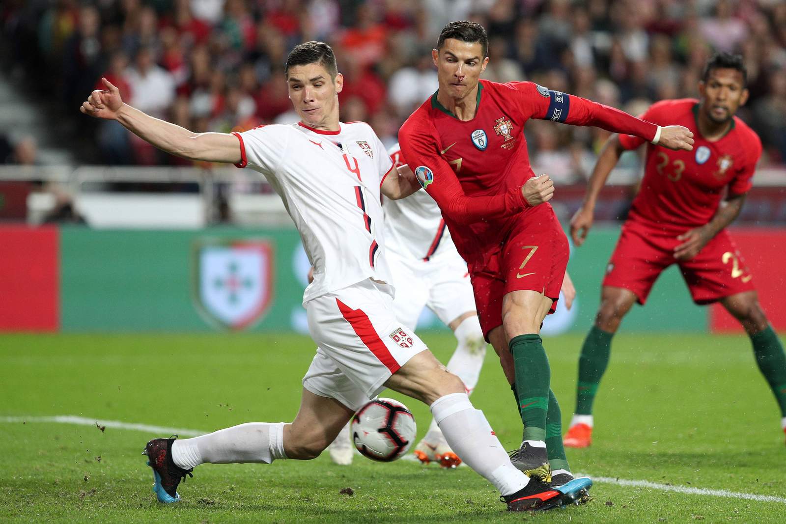 serbien, nikola milenkovic, portugal, cristiano ronaldo Serbiens Nikola Milenkovic (l.) gegen Portugals Cristiano Ronaldo.
