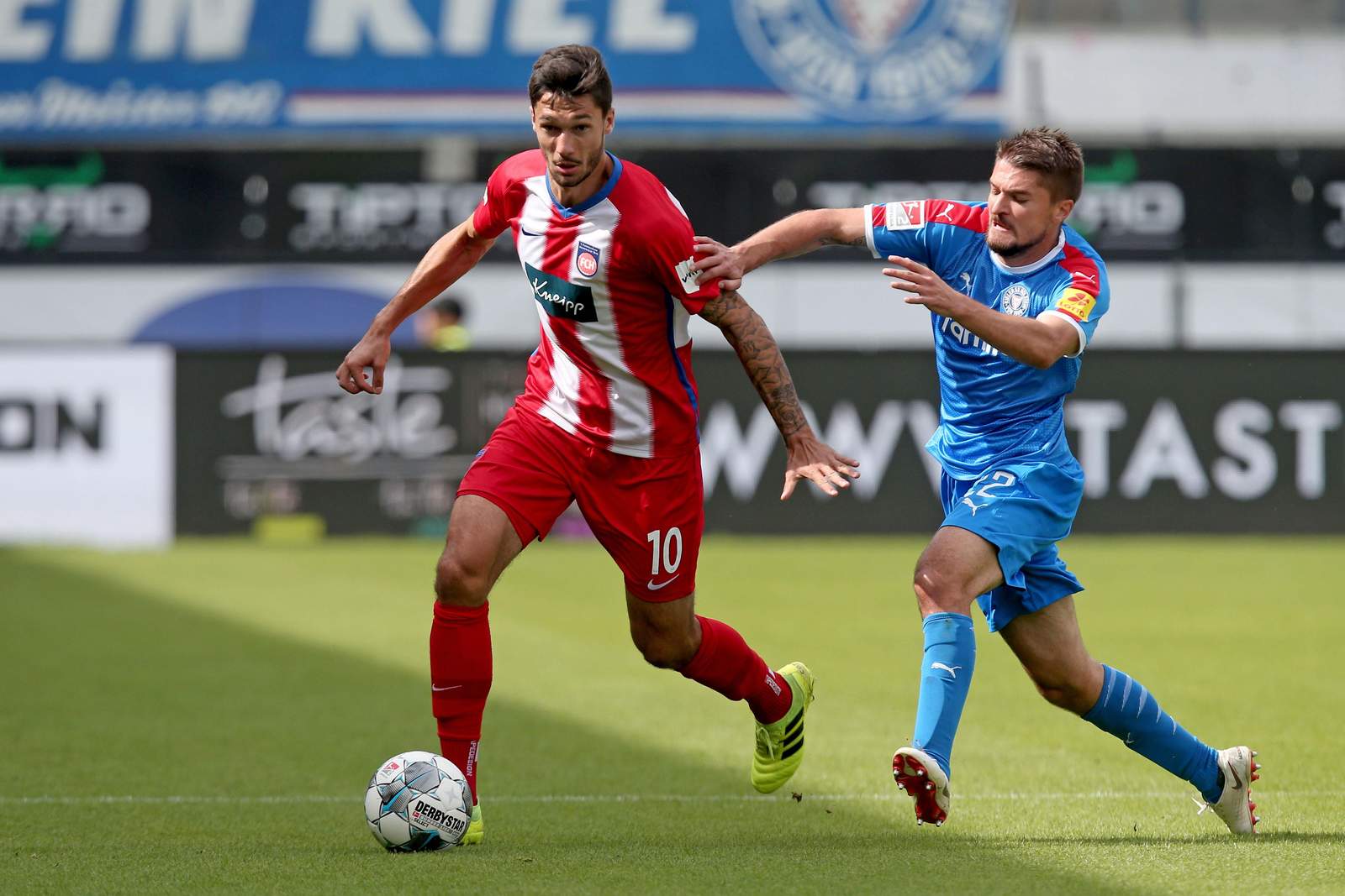 Tim Kleindienst (l.) gegen Kiels Aleksandar Ignjovski.