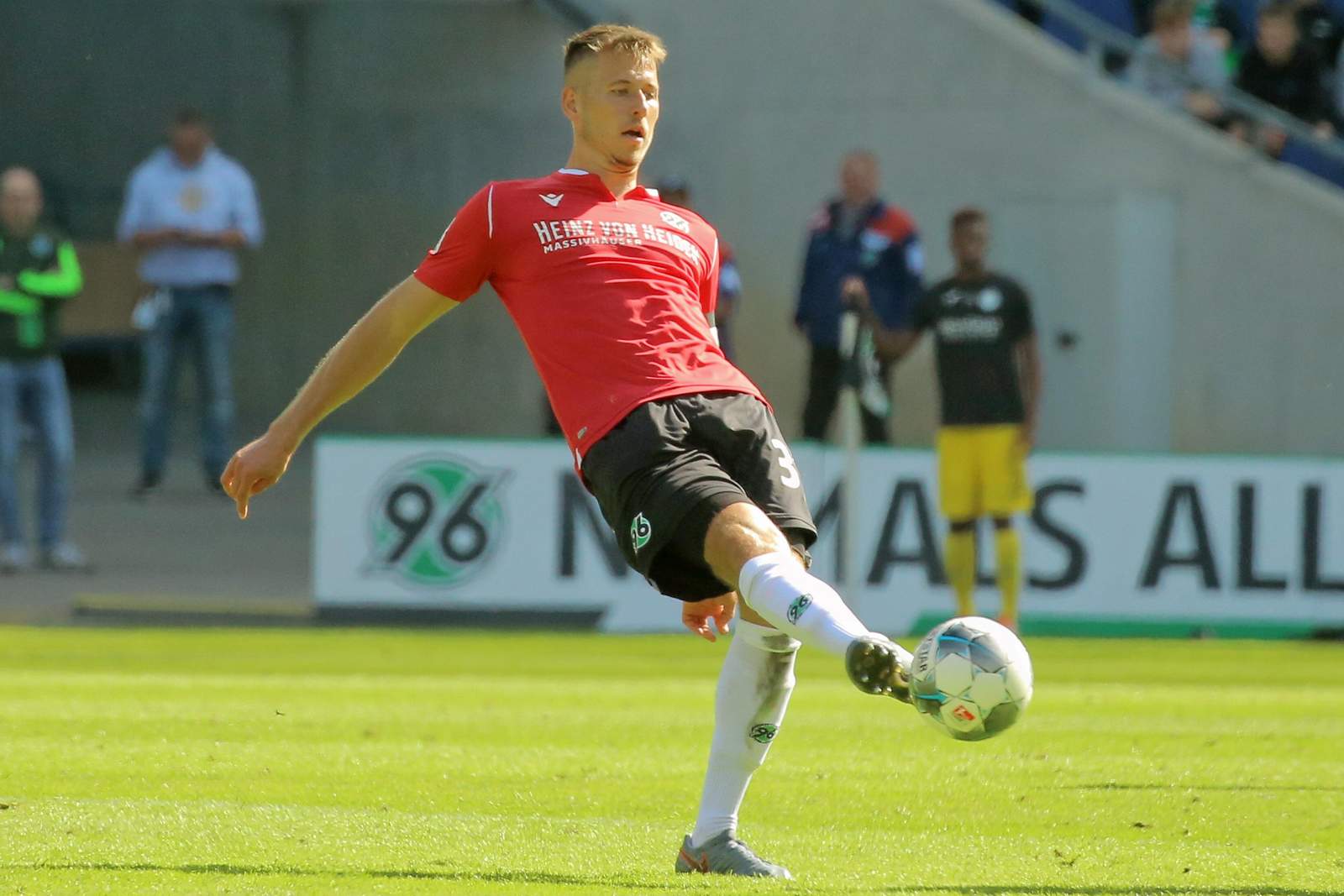 Waldemar Anton im Spiel gegen Bielefeld.