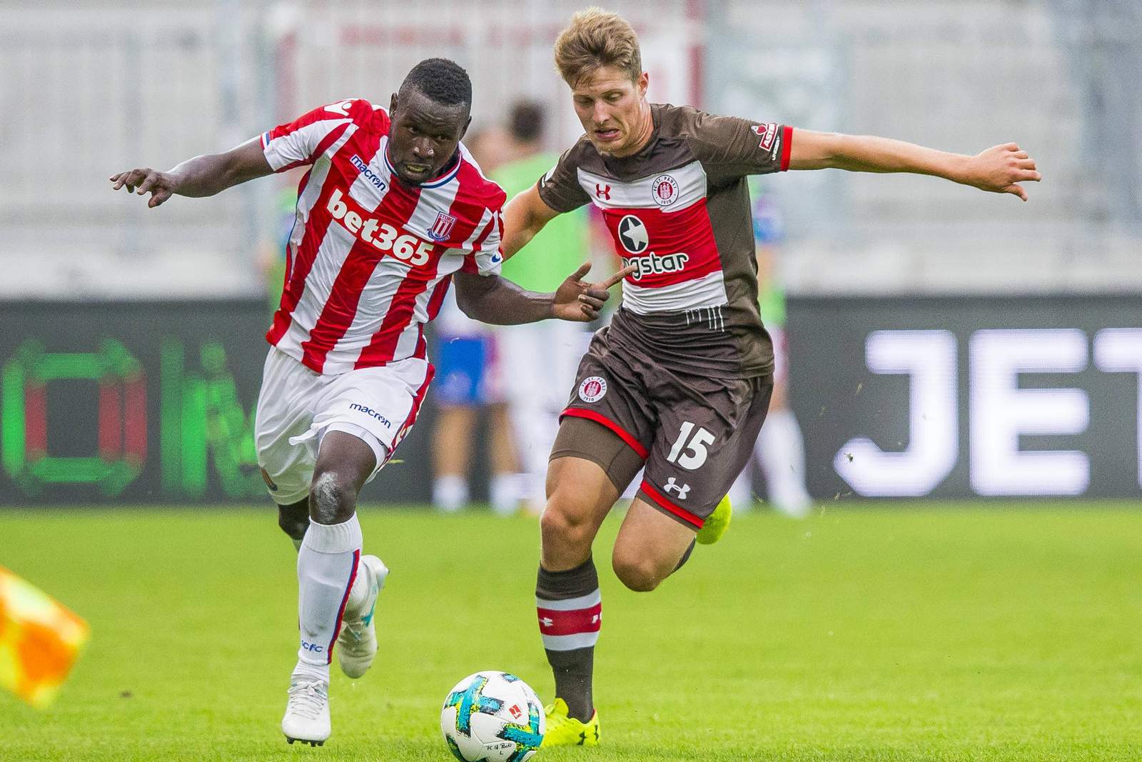 Mame Diouf, Stoke City, Daniel Buballa, FC St. pauli, Testspiel Mame Diouf von Stoke City gegen Daniel Buballa vom FC St. pauli