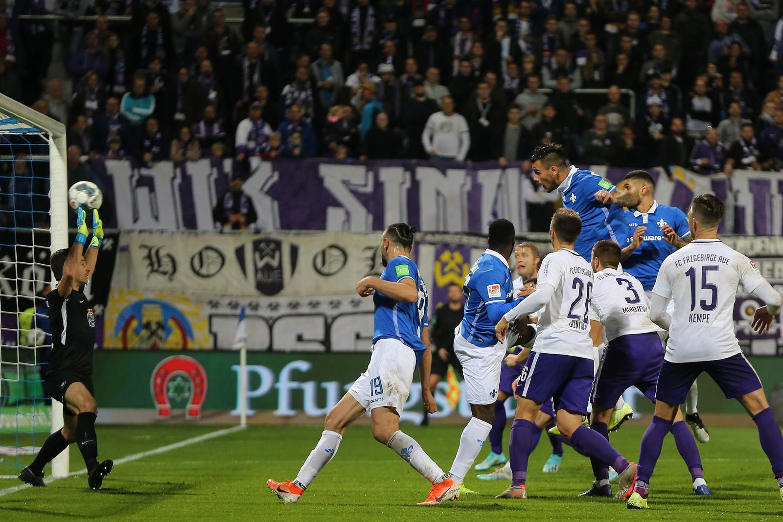 dumic darmstadt 2.bundesliga Dario Dumic erzielt im Spiel Darmstadt gegen Aue ein Kopfballtor