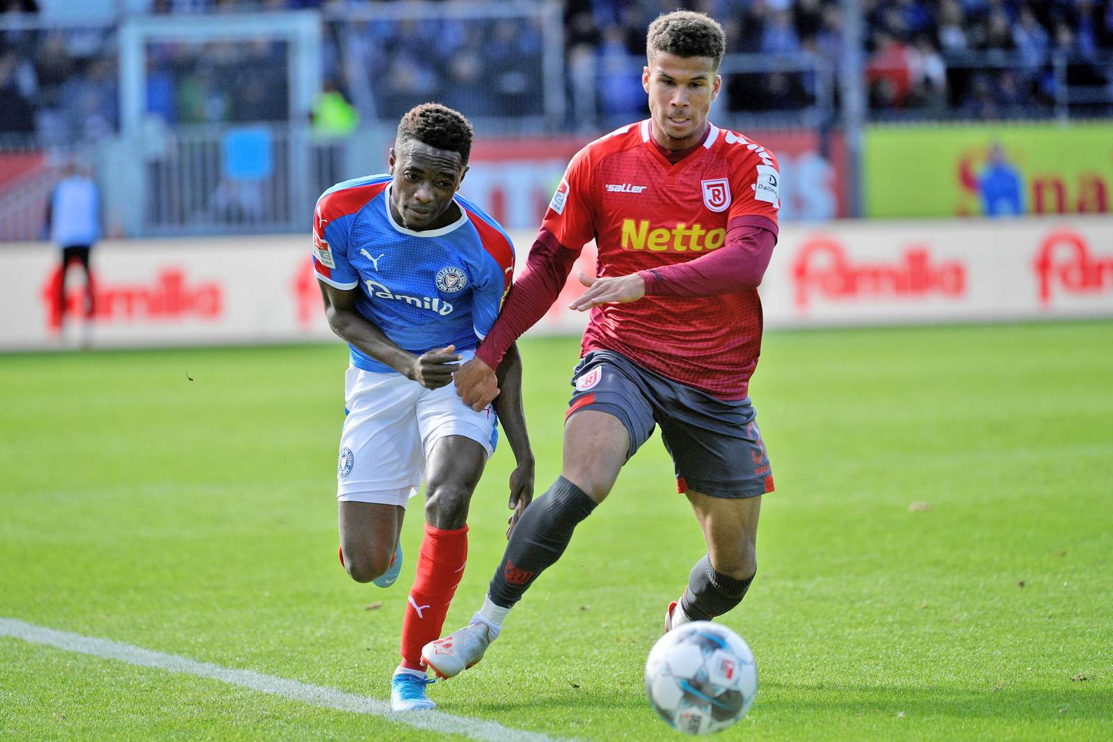 2. bundesliga, jahn regensburg, chima okoroji, holstein kiel, david atanga Chima Okoroji gegen Kiels David Atanga.