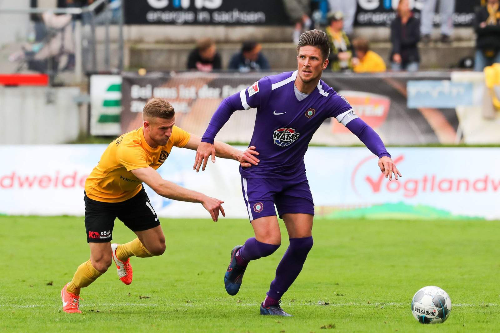 2. bundesliga, erzgebirge aue, dennis kempe Dennis Kempe (r.) im FCE-Dress.